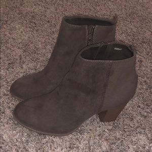 WOMANS SUEDE ANKLE BOOTS SIZE 8